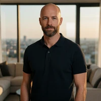 Stefan R., VIP-Spieler bei Millioner Casino, im Wohnzimmer mit Stadtblick